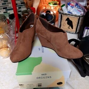 NINE AND CO 3.5 IN TAUPE BOOTIES